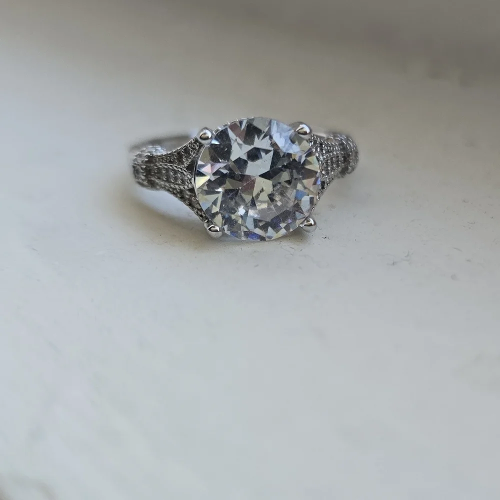 Vintage-Inspired Round Cut Solitaire Engagement Ring in Sterling Silver - Picture 4 of 7